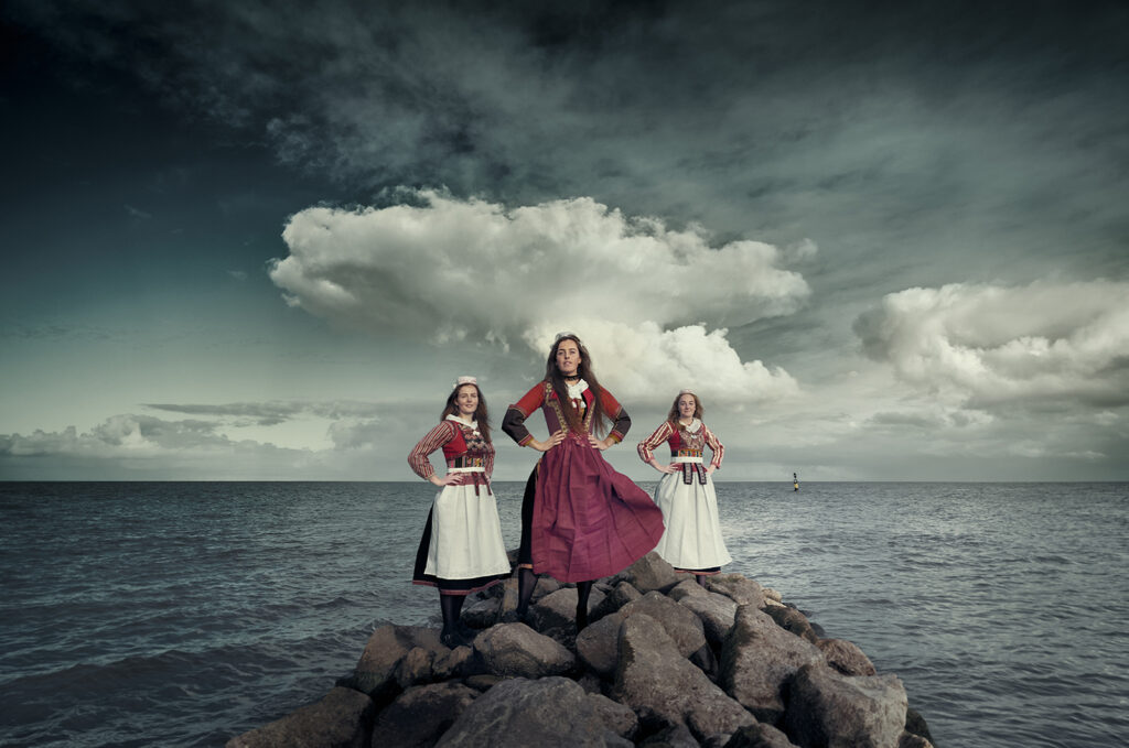 Fotoexpositie - Jimmy Nelson - Kim, Tess & Maaike, Marken, Noord-Holland, 2021